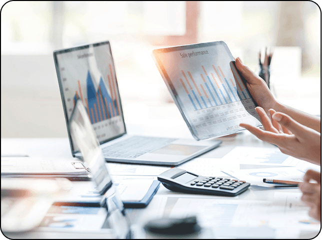 パソコンを触る写真