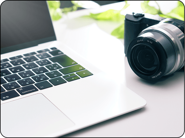 カメラとパソコンの写真