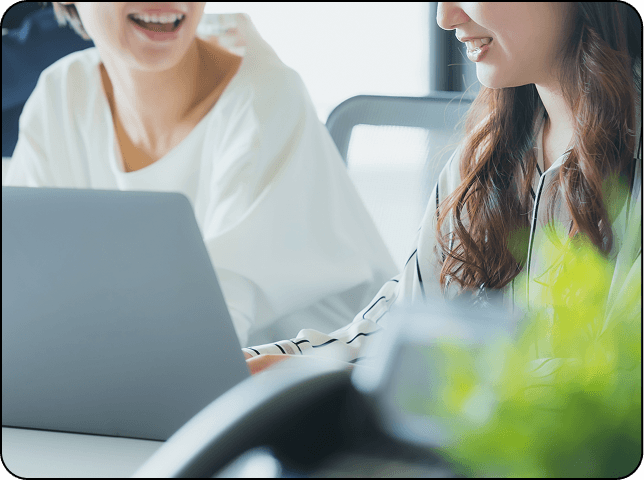 笑顔で作業する写真