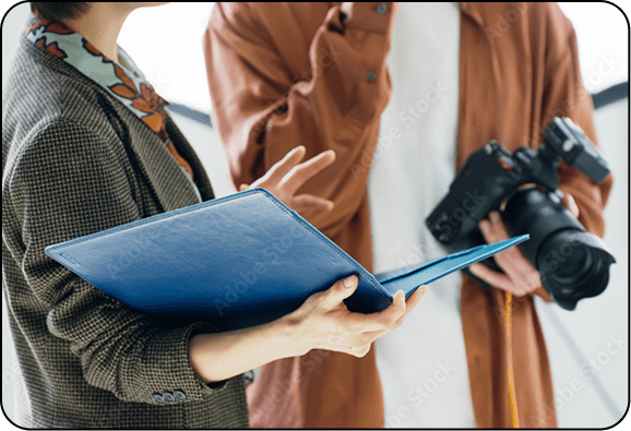 カメラマンと話す写真